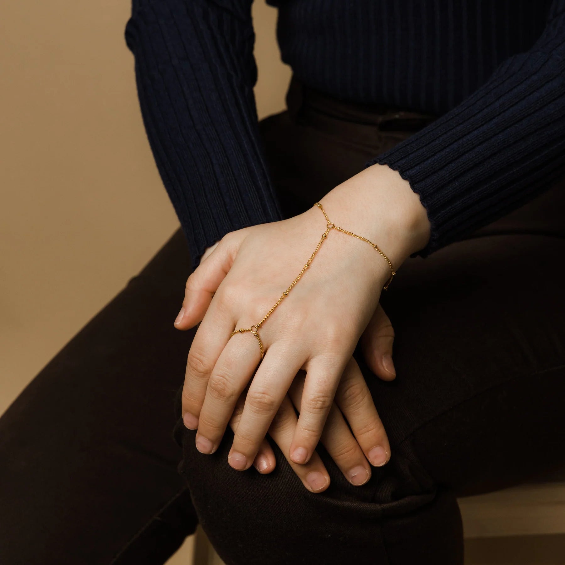 Qamar Nura Hand Chain