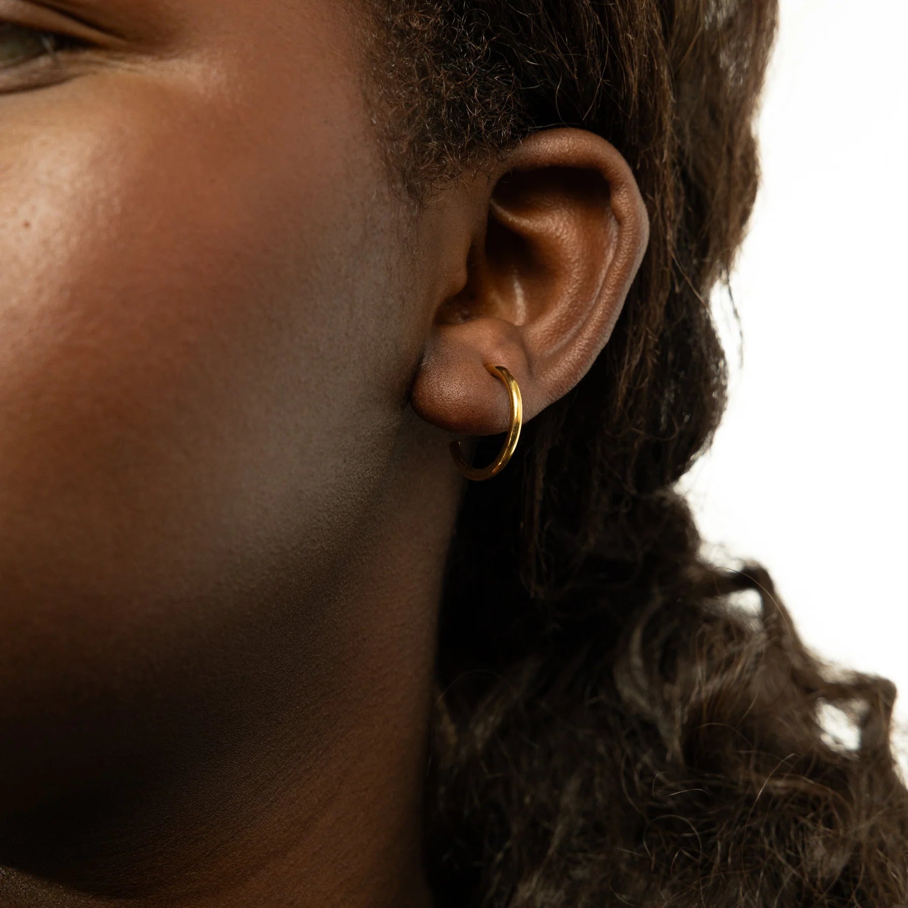 Qamar Zeenah Open Hoops | 18mm